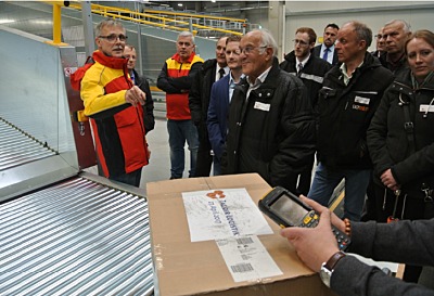 Der Logistikdienstleister DHL Delivery war eine der Stationen eines Paketes, das Teilnehmer am Aktionstag 2017 auf seinem Weg durch das GVZ Augsburg verfolgen konnten. Der Logistikdienstleister DHL Delivery war eine der Stationen eines Paketes, das Teilnehmer am Aktionstag 2017 auf seinem Weg durch das GVZ Augsburg verfolgen konnten.