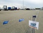 Reservierte Parkplätze im Mercedes-Benz Nutzfahrzeug-Zentrum warten auf die Teilnehmer zum Tag der Logistik im GVZ Region Augsburg.