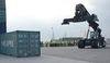 Reachstacker-Fahrer stapelt Container für einen guten Zweck.