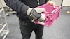Kleinladungsträger (KLT) wird mit avus RFID-Manschette bei Greifen erkannt