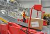 Dort wird das Paket ins System eingespeist. Die Teilnehmer sehen, wie es vollautomatisiert durch läuft und am Ende auf einer Rutsche landet.