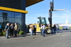 Leichte Stimmung vor schwerem Gerät beim Tag der Logistik 2016 im GVZ Region Augsburg