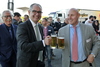 Herausforderer Jürgen Ziegler und sein Wettpartner stoßen auf die gelungene Aktion zum Tag der Logistik 2016 an.