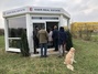 40 Teilnehmer plus Hund drängen sich in den Pavillion mit Informationen zum künftigen GVZ-Hotel