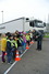 Am Actros befestigte Trassier-Bänder und Pylonen zeigten den Kindern, wie groß die Bereiche sind, in denen sie für Fahrer von Lkw und Bussen unsichtbar sind.