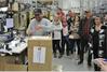 Flink verpackt geht das Paket auf die Rollbahn Richtung Warenausgang.